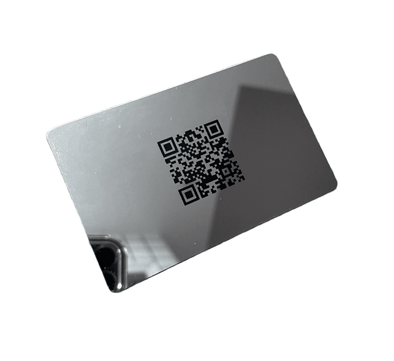 Огледална пластмасова карта показва маркировка QR код върху отразяващата повърхност за цифрово свързване и идентификация