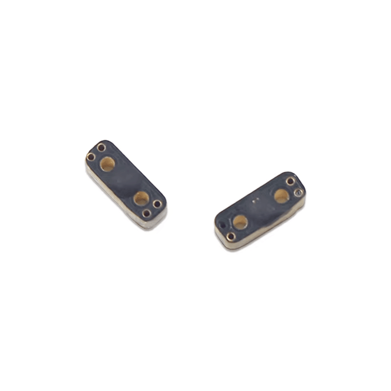 Диагонален изглед показващ два PCB RFID тага за метал P0803-1 с акцент върху монтажните отвори и издръжливата лицева част покрита с епоксид.