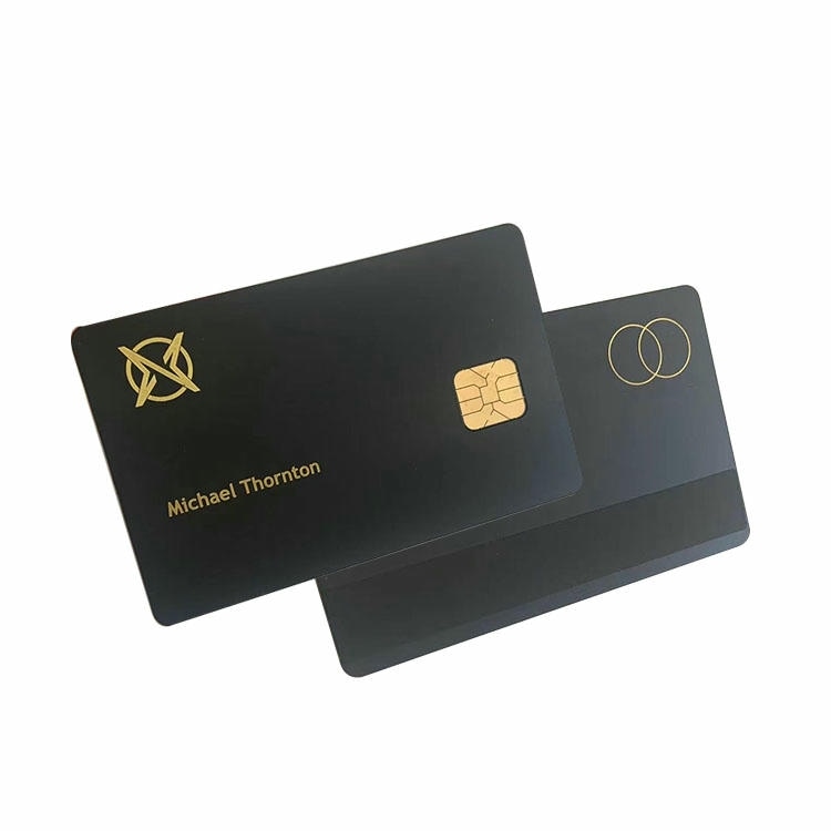 Елегантна метална NFC карта с матов черен финиш проектирана за ексклузивен достъп за членове с издръжлива повърхност и първокласно тактилно усещане.