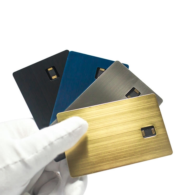 Персонализирани метални smart IC карти за сигурен достъп с лазерно изрязан детайл за клиенти, които сравняват решения Metal Contact IC Cards.