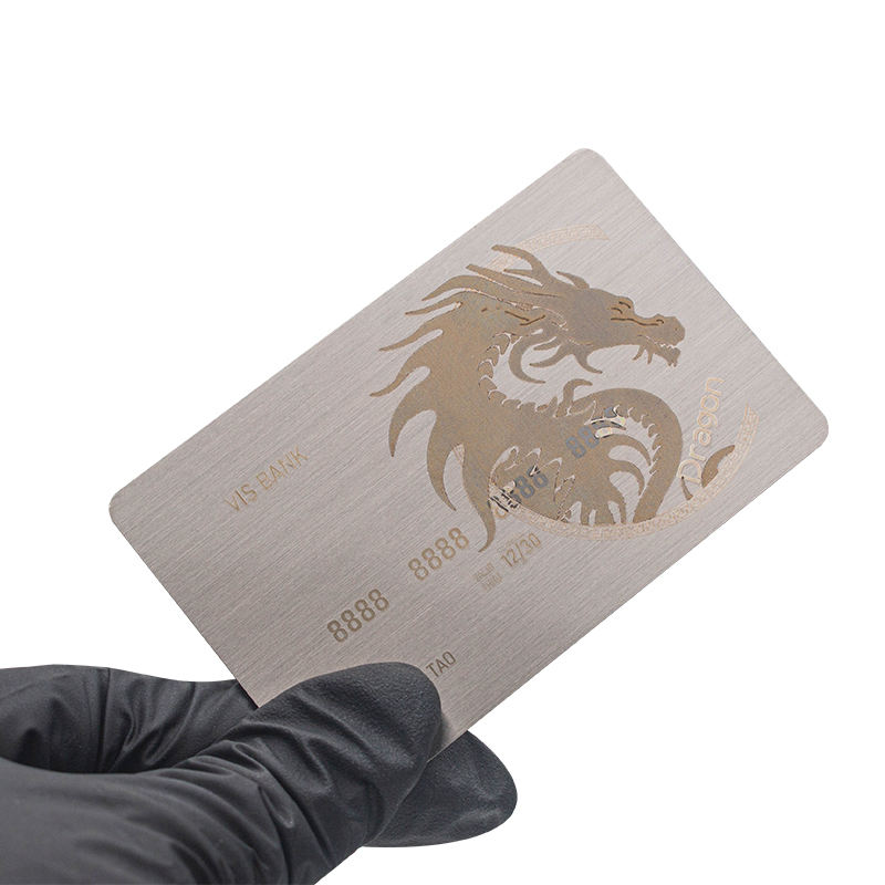 Преден изглед на издръжлива RFID карта от неръждаема стомана с чист четен финиш и интегриран слот за смарт чип.