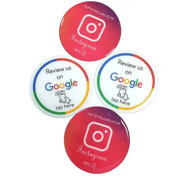 Комплект кръгли NFC епоксидни стикери показан с Google review и Instagram стил печати за демонстриране на опции за персонализирано брандиране.
