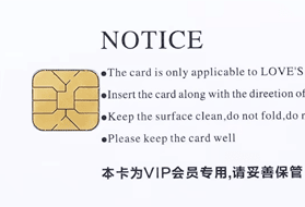 Изображението показва пластмасова карта със Smart IC чип, поставена в слот на четец, за защитено съхранение на данни.