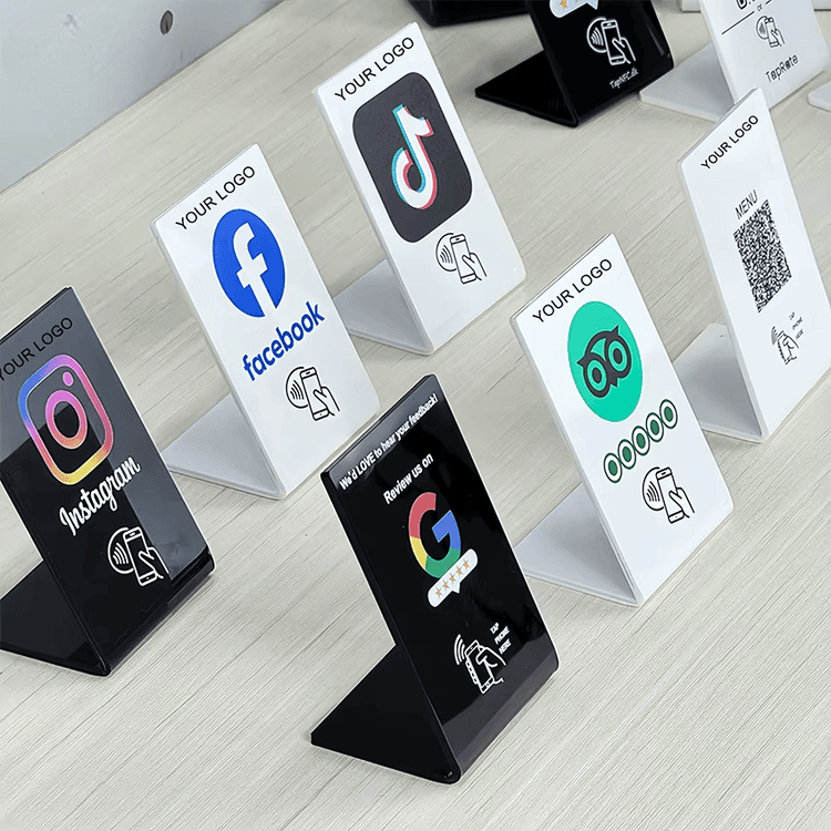 Висок клас акрилна NFC стойка за плащания използвана като основа за безконтактно взаимодействие за търговски магазини и хотелски рецепции.