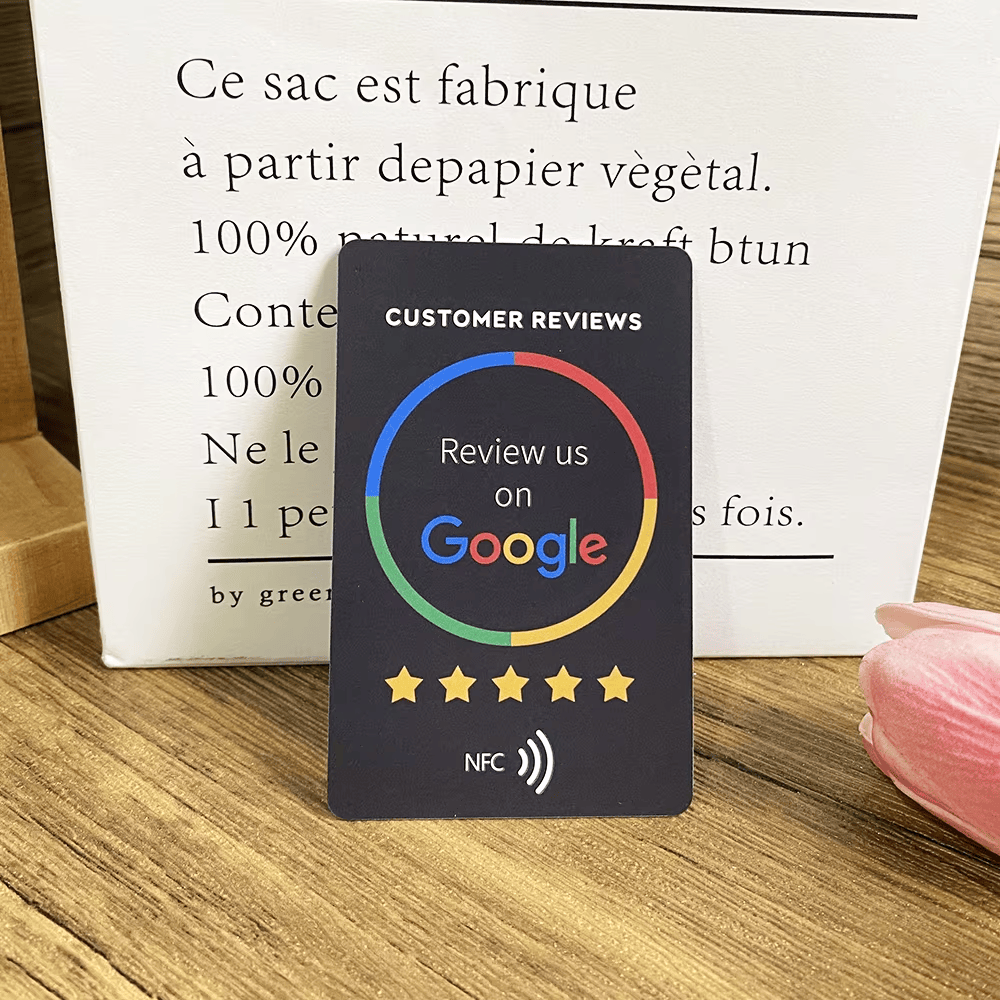 Ръководство стъпка по стъпка, показващо как докосване с телефон върху NFC стойката отваря дигитален формуляр за обратна връзка.