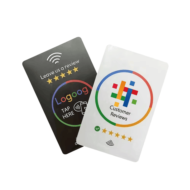 Модел на взаимодействие с NFC стойка за обратна връзка, показващ как докосването със смартфон отваря директно страницата за отзив.