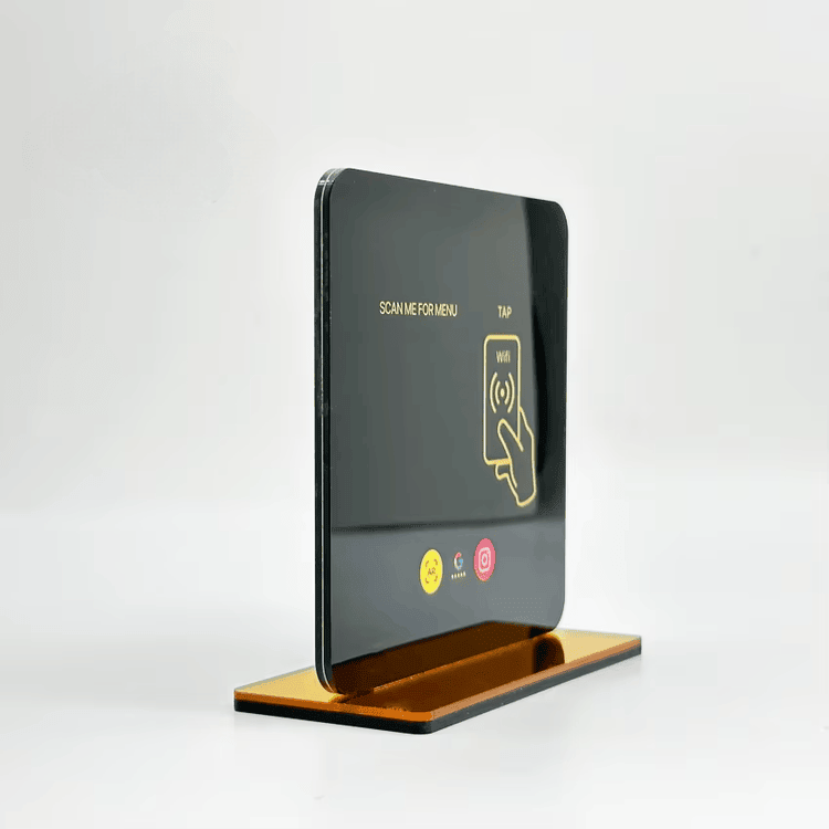 Демонстрация показваща потребител на смартфон който докосва NFC стойката за мигновено задействане на заявка за Bluetooth сдвояване или ръководство за настройка на устройството.