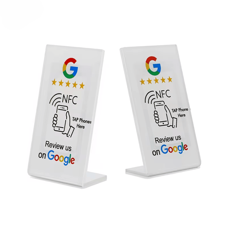 Подробна таблица с техническите характеристики на NFC стойката, включително водоустойчивия PVC материал и съвместимостта с NTAG чипове.