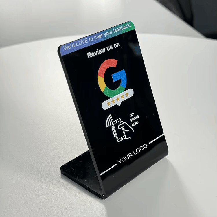 Компактна мини NFC стойка за продуктови етикети с акцент върху печат на баркодове за NFC Stands проекти.