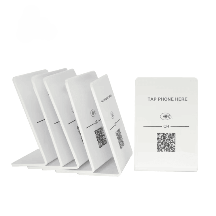 Продуктова снимка на Персонализирани акрилни NFC стойки за модерни бюра с показ на отпечатано лого в категория NFC стойки.