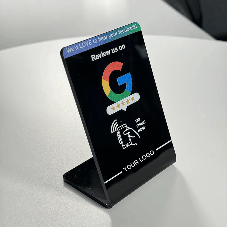 Цветни NFC стойки за бранд tap дисплеи, показани с персонализиран печат за купувачи, сравняващи решения с NFC стойки.