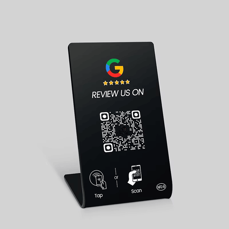 Изображението показва персонализирана NFC QR код дисплей стойка за промоции с печат върху карта за приложения NFC Stands.