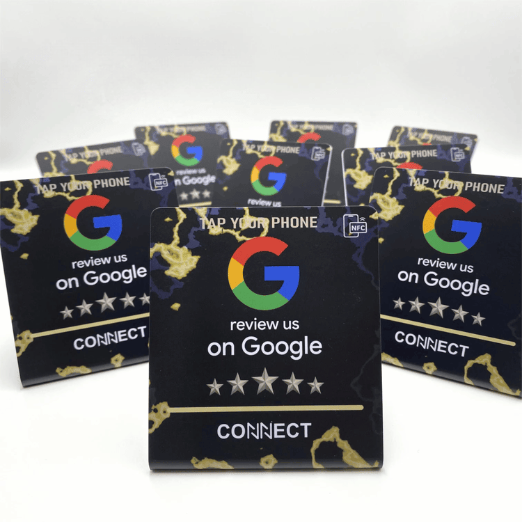 Изображението показва персонализирани NFC стойки за връзки към социални профили с компактен дизайн за приложения в категорията NFC Stands.