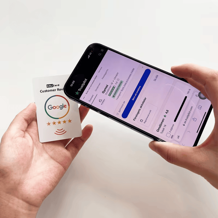 Персонализирана NFC стойка за ревюта, менюта и дигитални визитки с показан персонализиран картов печат.