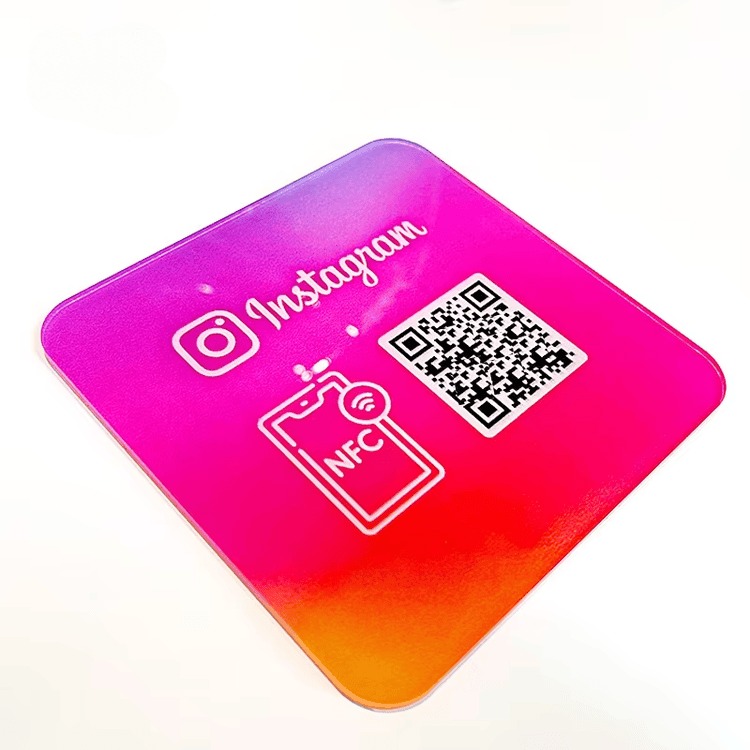 Персонализирана NFC стойка за софтуерни демота и продуктови премиери, показана във front view за купувачи, сравняващи решения NFC Stands.