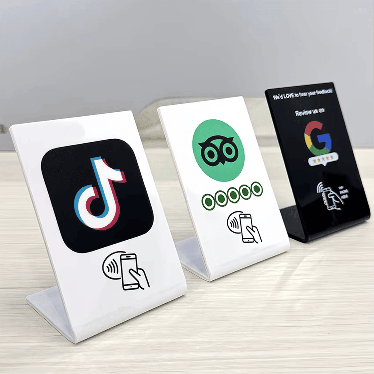 Прозрачна акрилна NFC стойка за визитки с вграден интелигентен чип за безпроблемно докосване със смартфон и мигновено споделяне на контакти.