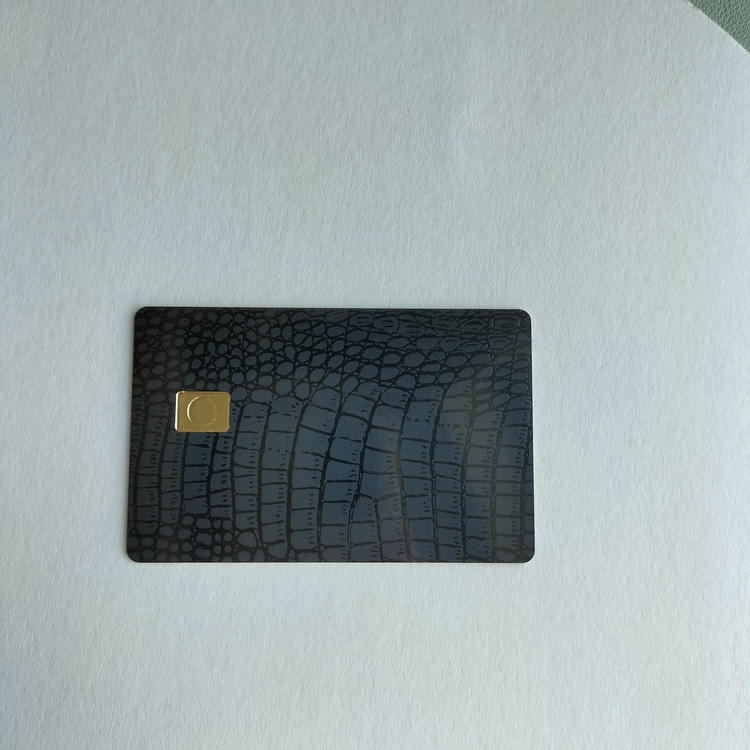 Персонализирани метални контактни IC карти за банкиране с акцент върху детайл на чипа за проекти в категория Контактни метални IC карти.