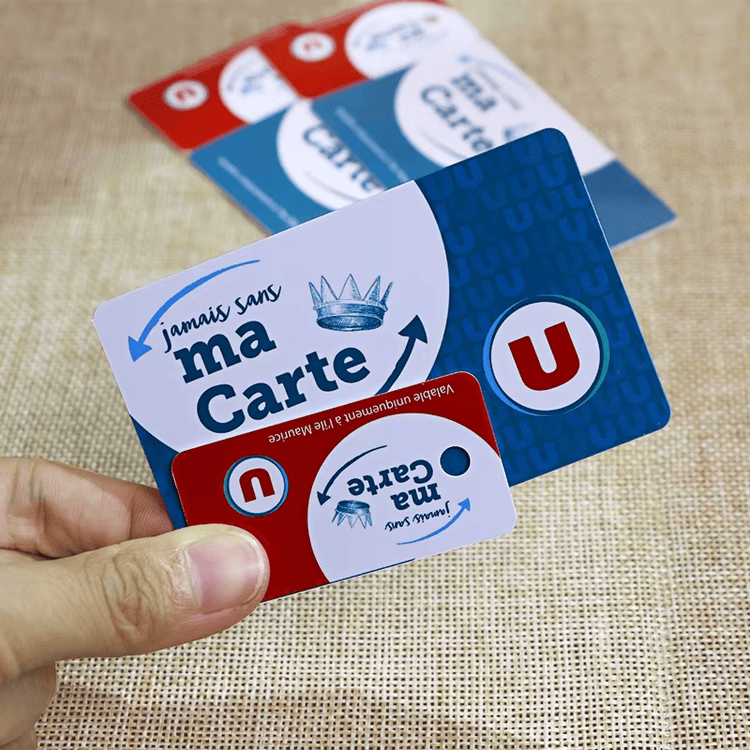 RFID комбинирана карта с отчупващ се ключодържател е показана като практичен пример за фитнес членство и контрол на достъпа.