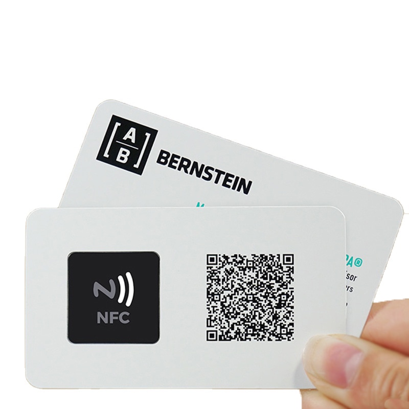 Матово черни метални NFC визитки по поръчка, показани отпред за клиенти, сравняващи решения за метални визитки.