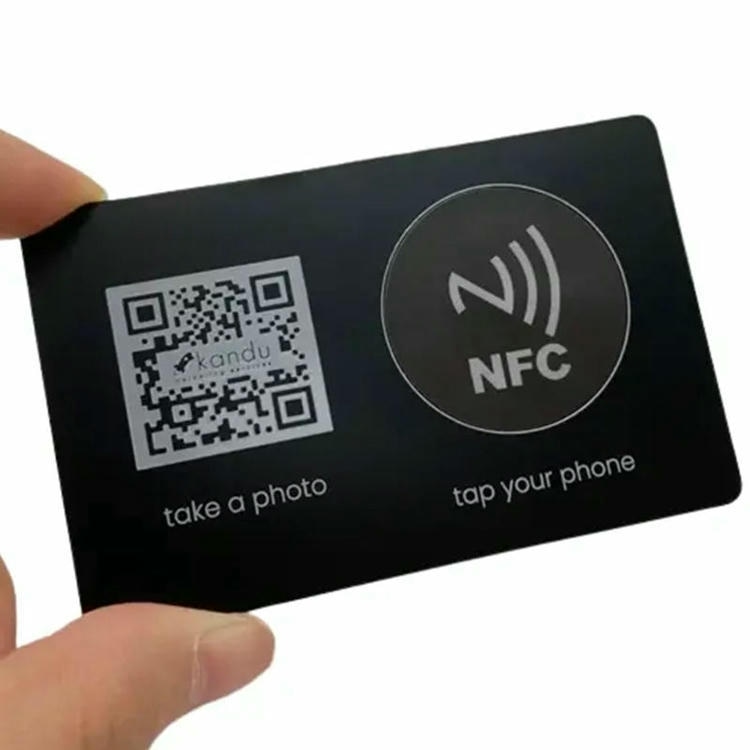 Персонализирани матови черни метални NFC визитни картички с изглед отстрани при сравнение на решения в категория Метални визитни картички.