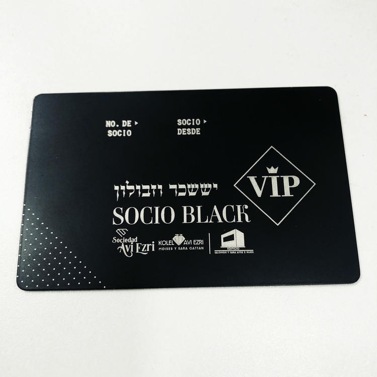 Ясен изглед на Персонализирани метални NFC визитни картички за умен нетуъркинг с детайл на чипа за приложения в категория Метални визитни картички.