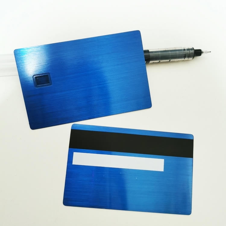 Персонализирани NFC метални визитки за смарт нетуъркинг, показани с ясен изглед към устойчивия метален корпус за приложения с метални визитки.