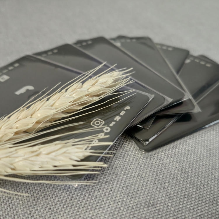 Персонализирани метални NFC визитни картички за умен нетуъркинг с завършек на материала при сравнение на решения в категория Метални визитни картички.