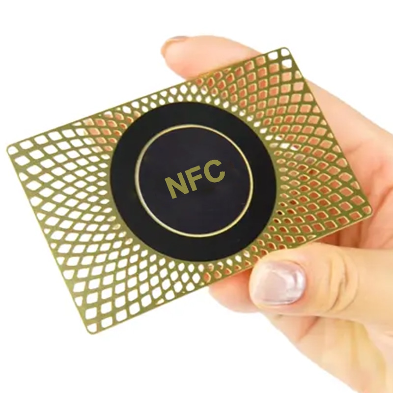 Метални NFC визитки с персонализиран текст, показани със защитен контрол на достъпа за клиенти, които сравняват решения за метални визитки.