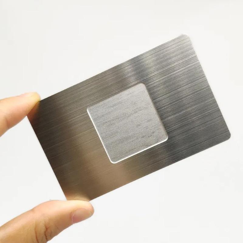 NFC метални визитки от неръждаема стомана с акцент върху страничен изглед за проекти с метални визитки.