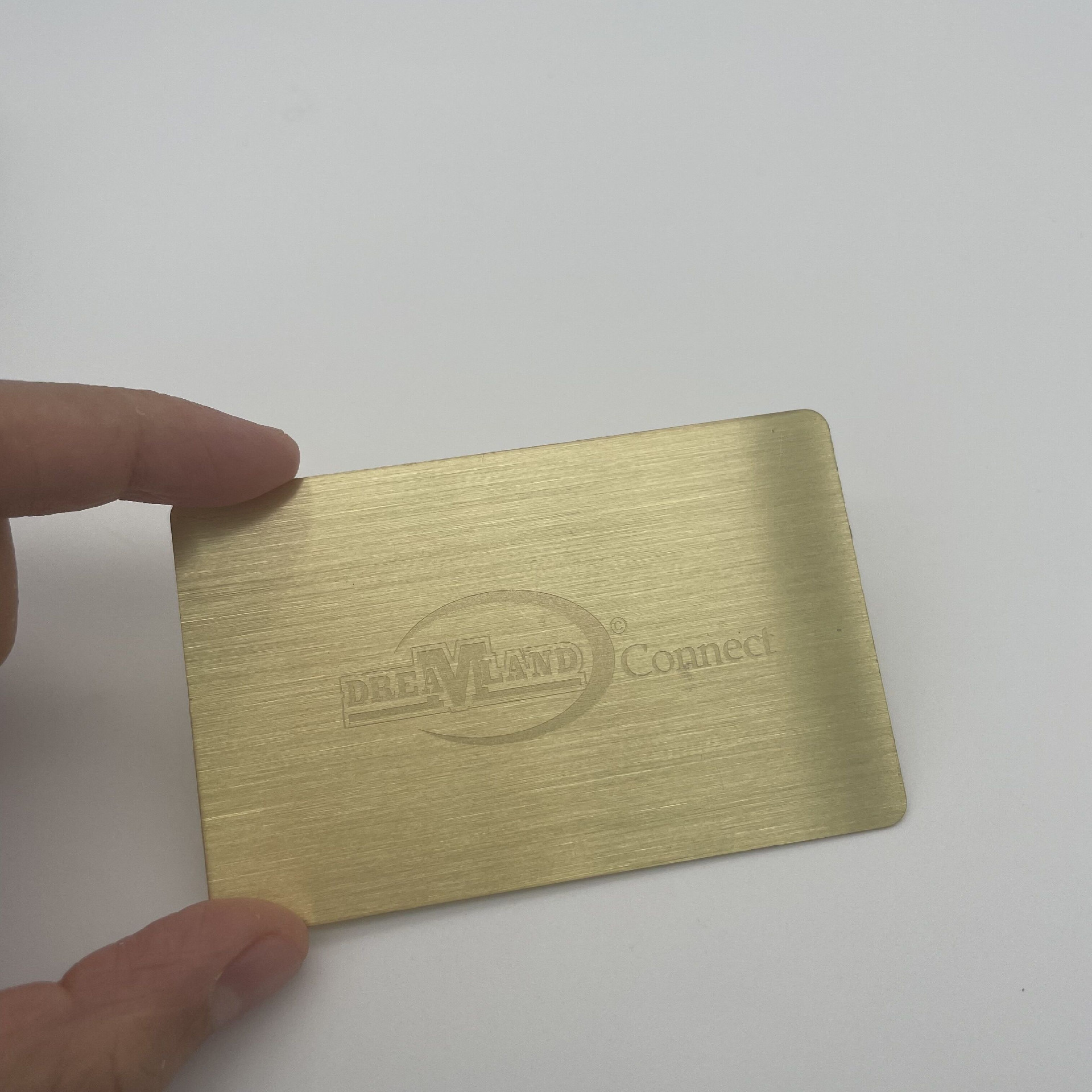 Персонализирани метални визитки с ясен детайл на чипа за NFC приложения.