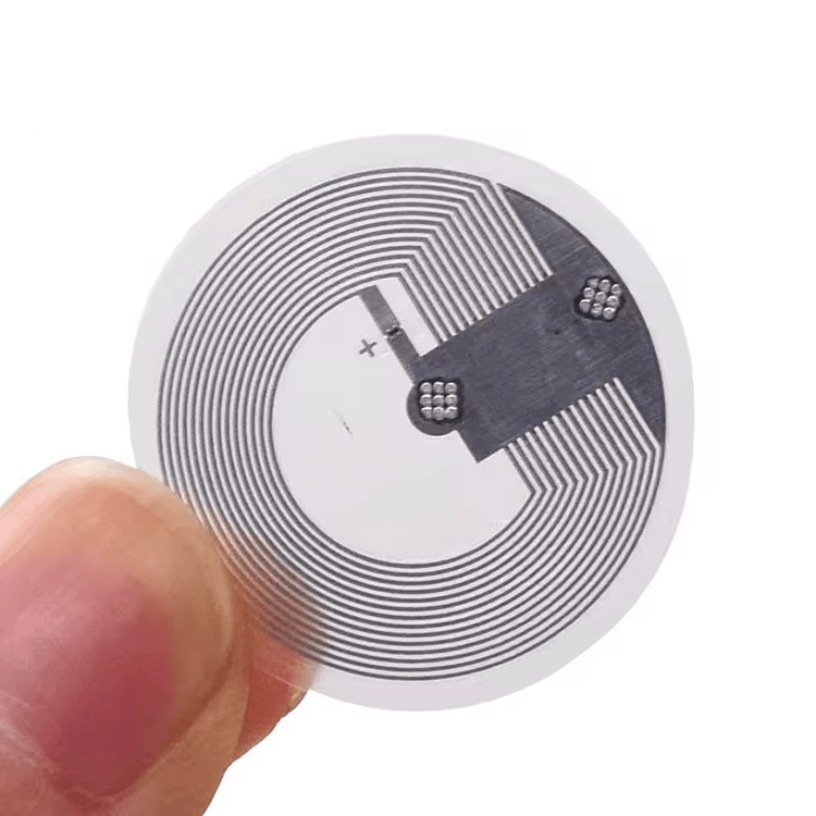 Продуктова снимка на HF RFID етикети за интелигентен мониторинг на наличности с показ на върху метална повърхност в категория HF RFID етикети.