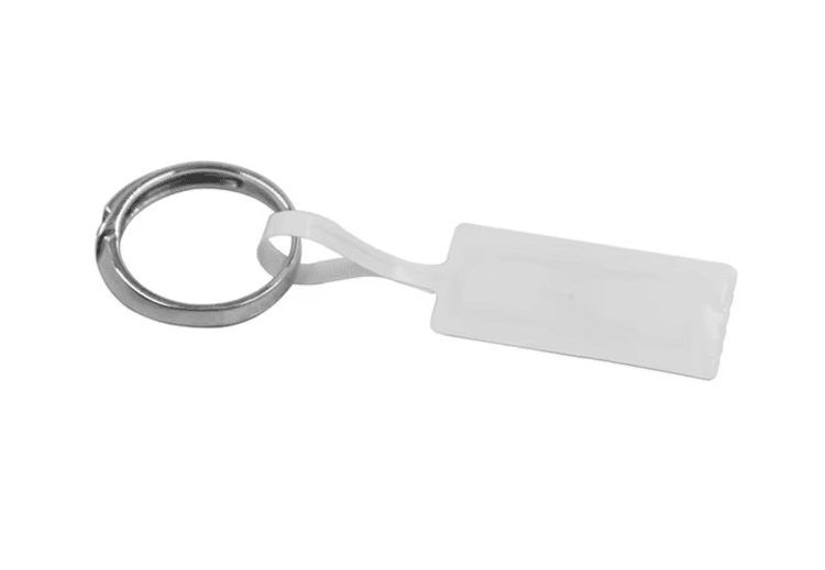 Празен RFID етикет за бижута е прикрепен към пръстен, за да покаже задната страна и формата за закрепване.