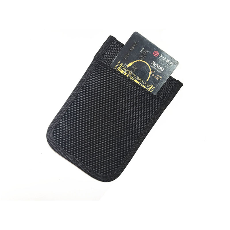 Детайлен кадър на кафявата RFID блокираща чанта от PU кожа подчертава фината изработка и надеждното екраниране на сигнали.