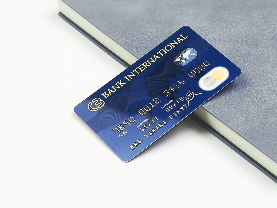 Сравнение на гланцова и матова повърхност при висококачествени хотелски RFID карти с различен визуален и тактилен ефект.