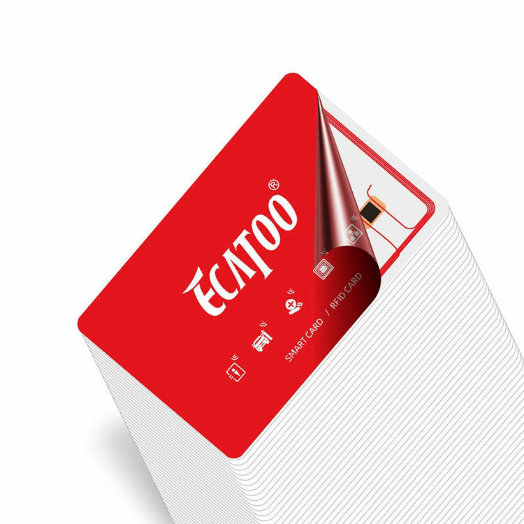 Двутехнологични хотелски RFID карти с висококачествен вътрешен смарт чип и традиционна магнитна лента отзад.