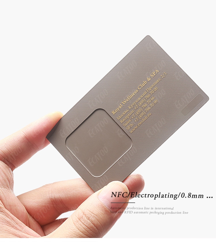 Библиотечен служител сканира студентска RFID ID карта на рецепция за управление на членски записи и заемане на книги.