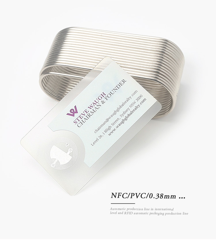 Прозрачна NFC визитка с корпоративен дизайн за контакт и ясно видима вградена антена.