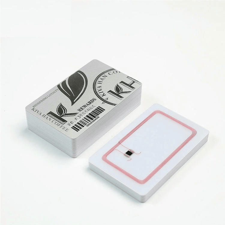 Минималистични бели RFID ключ карти с опростен дизайн на лого осигуряващи изтънчен вид за модерни бизнес офиси или хотелски системи за сигурност.