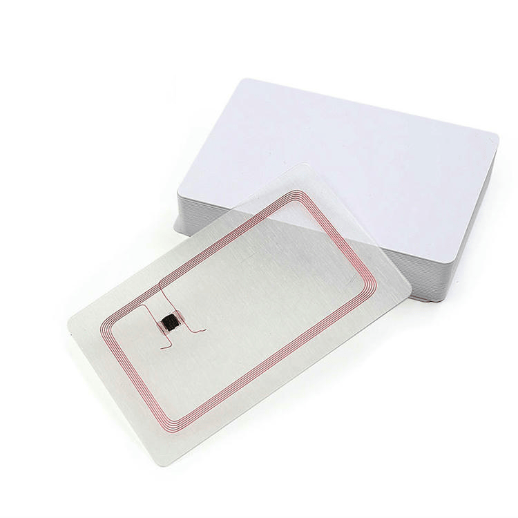 Издръжливи RFID карти използвани в курорти както за достъп до стаите така и за безналично плащане в ресторанти и търговски обекти на територията на комплекса.