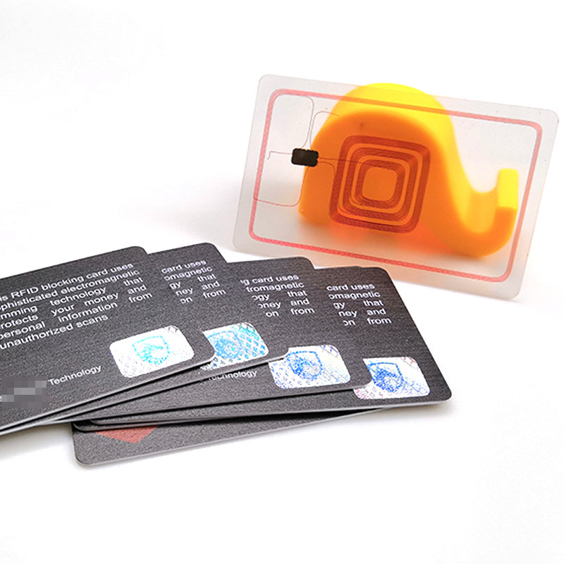 Прозрачна карта показва RFID антенна намотка и чип до комплект RFID блокиращи карти с холограмни етикети.