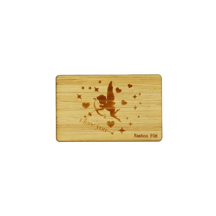 Преден изглед показва бамбукова RFID блокираща карта с лазерно гравиран дизайн на купидон и надпис I love you за сигурна употреба в портфейл.