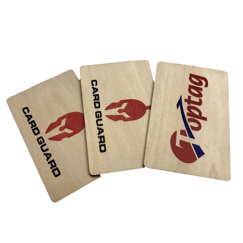 Три примерни дървени RFID блокиращи карти с брандинг Card Guard и графика за блокиране, показваща защита срещу скимиране.