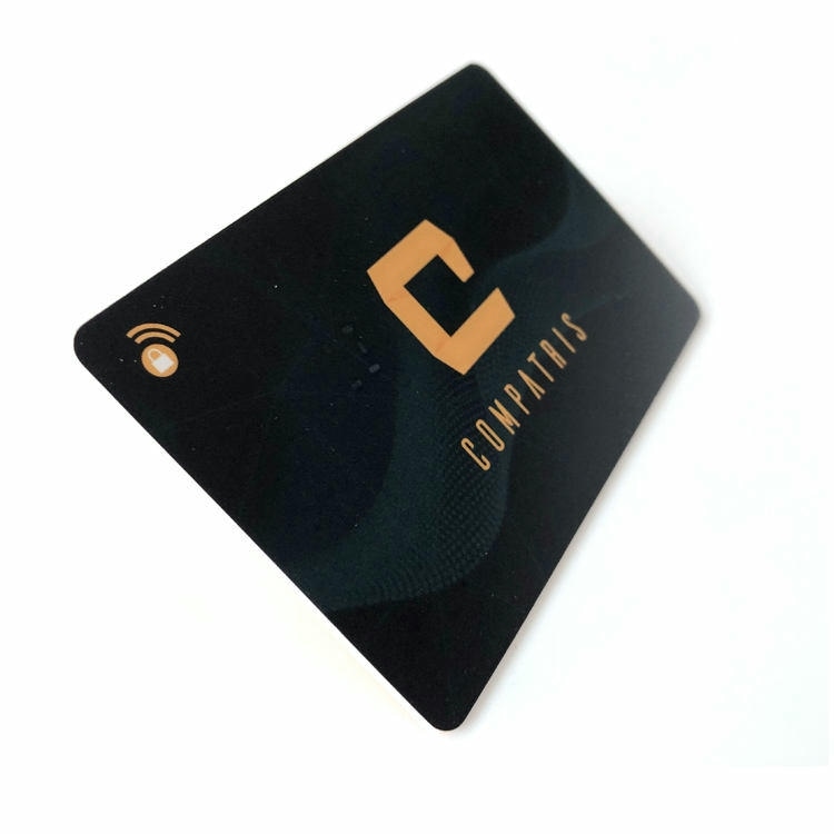 Продуктов кадър под ъгъл показва брандирана RFID блокираща карта CompatrIs с икона за безжична връзка на чист бял фон.