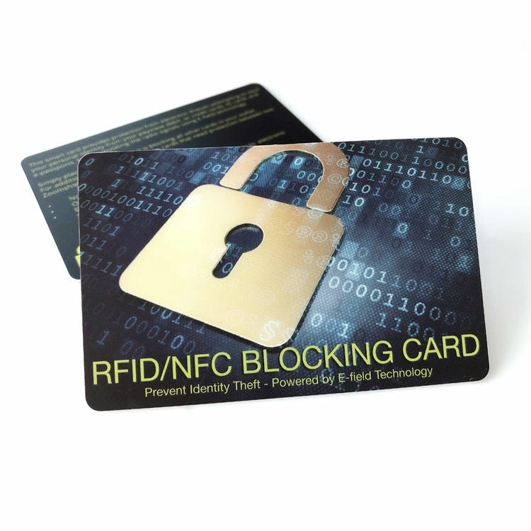 Преден изглед показва RFID NFC блокираща карта с графика на катинар и фон с бинарен код предназначена да намали риска от кражба на самоличност.