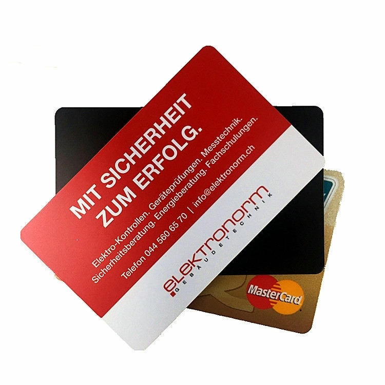 Червена и бяла карта с немски печат е показана с RFID блокираща карта и банкова карта за да представи сигурността на портфейла при пътуване.