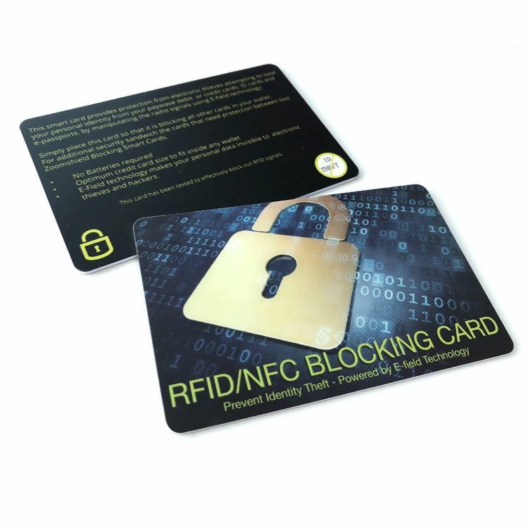 Две RFID NFC блокиращи карти се застъпват на бял фон показвайки дизайна с ключалка отпред и отпечатани указания отзад.