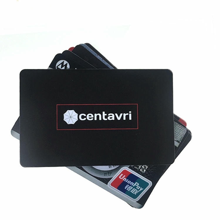 RFID блокираща карта поставена върху купчина платежни карти за да илюстрира екранирането срещу неоторизирано безконтактно сканиране в портфейли.