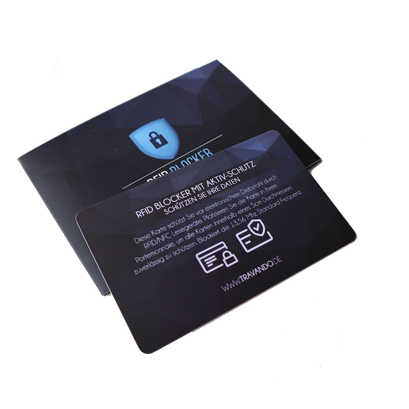 RFID blocker карта е показана с подходяща кутия и печатни инструкции за представяне на опаковка за защита на кредитни карти.
