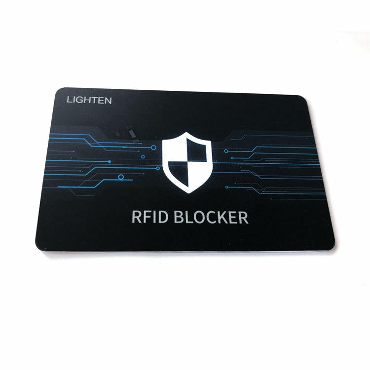 Черна RFID блокер карта показва бяла икона на щит със сини линии на схемата за да представи сигурността на паспорта и защитата от скимиране.
