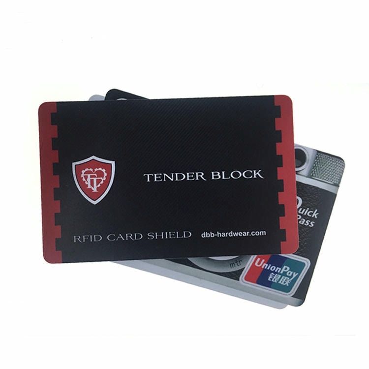 Мостра на щит за RFID карти показва дизайна Tender Block върху купчина платежни карти за да илюстрира блокирането на безконтактно сканиране при пътуване.